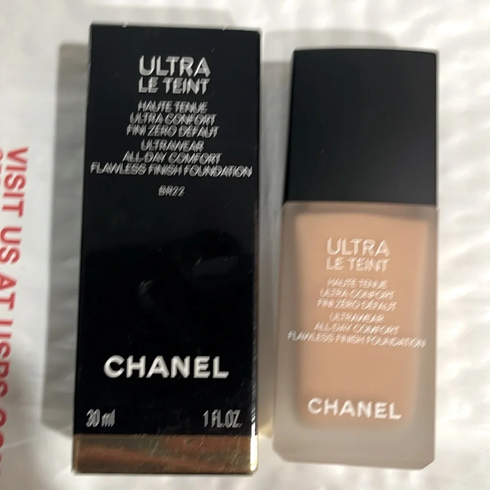 - CHANEL ultra Le taint foundation # BR 22 New